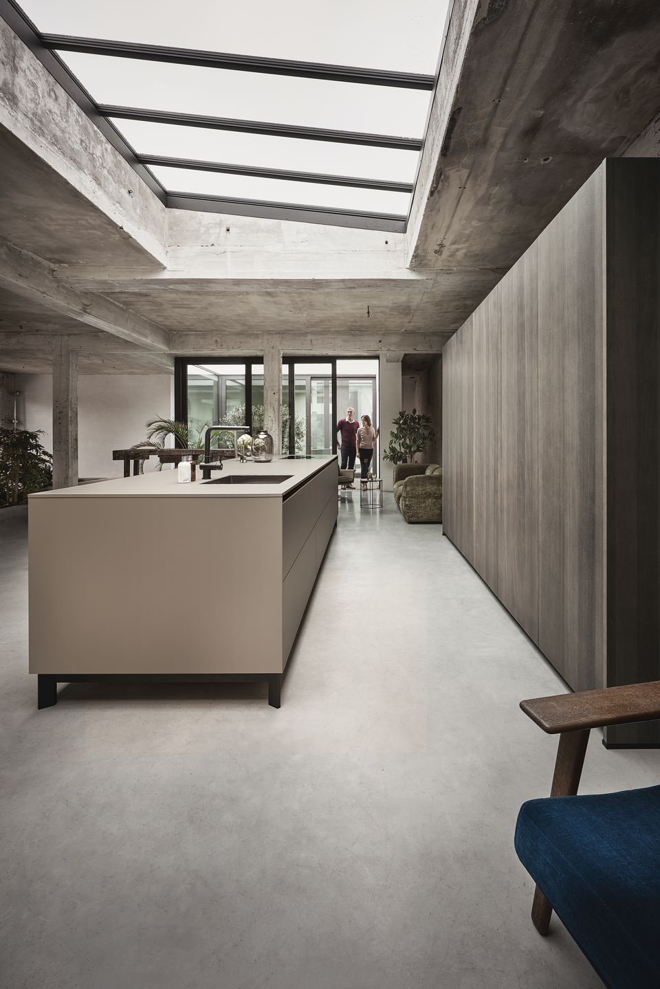 Kochinsel und Hochschrank